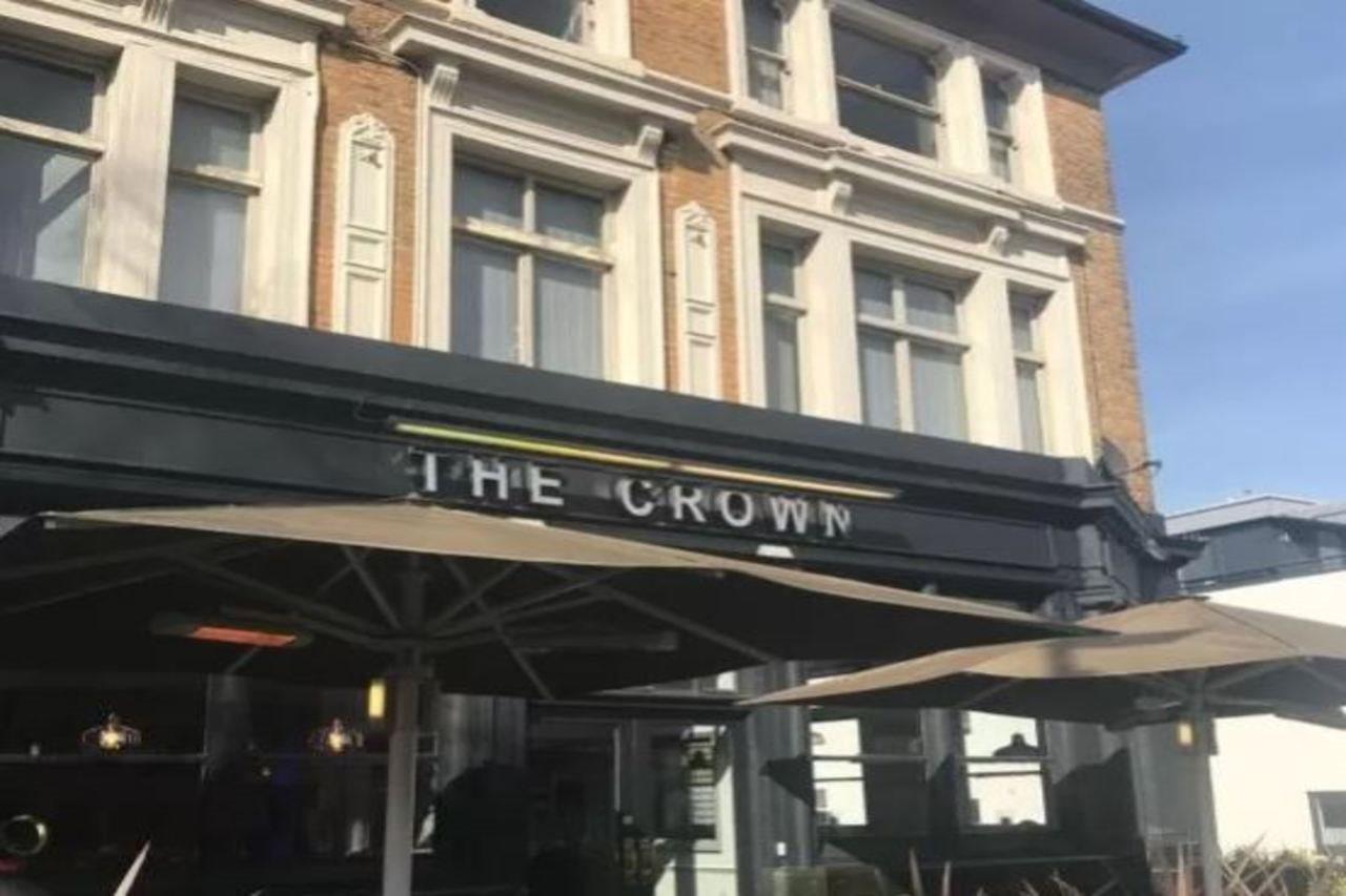 Publove @ The Crown, Battersea Hostel Londra