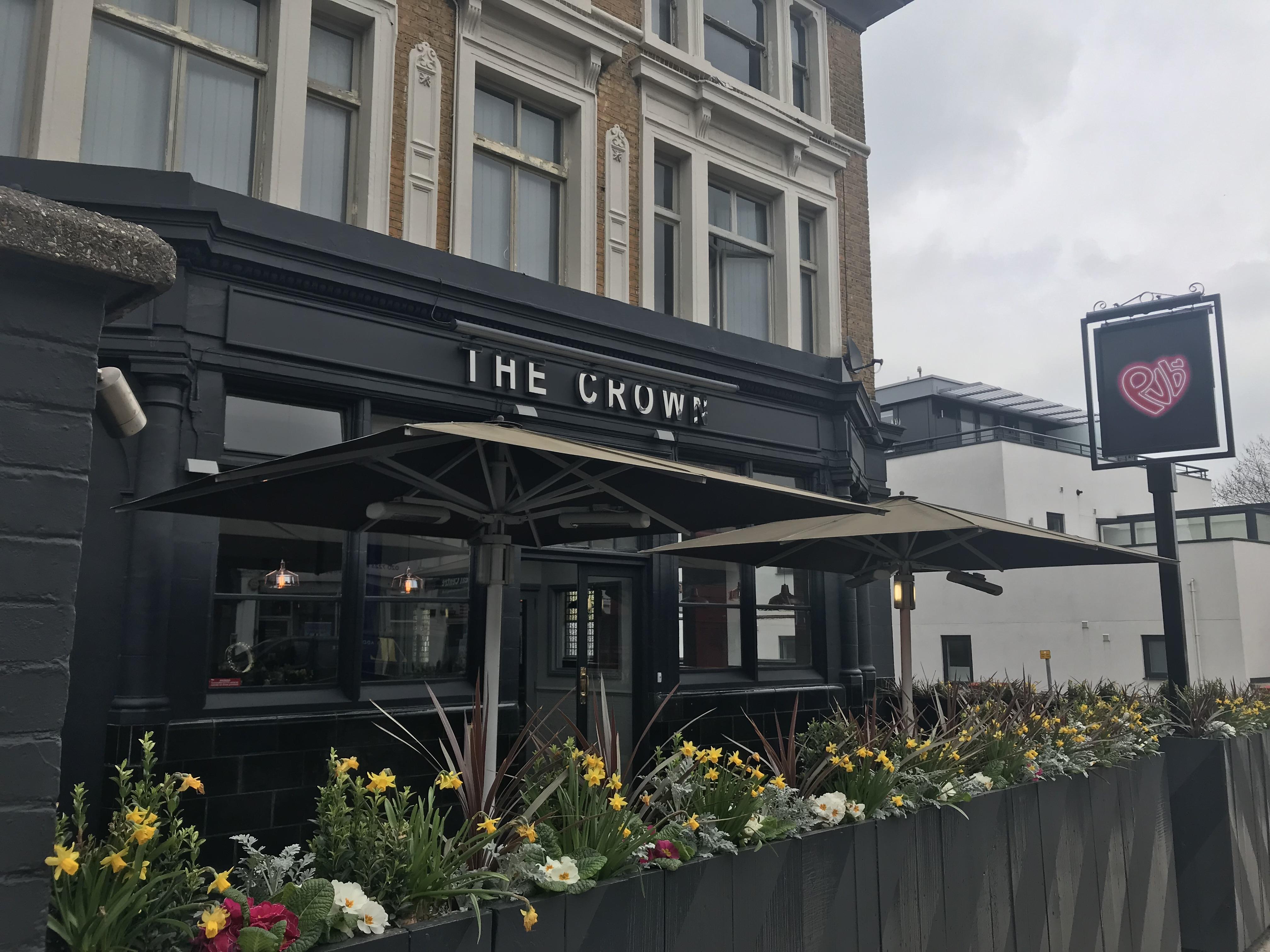 Publove @ The Crown, Battersea Ostello