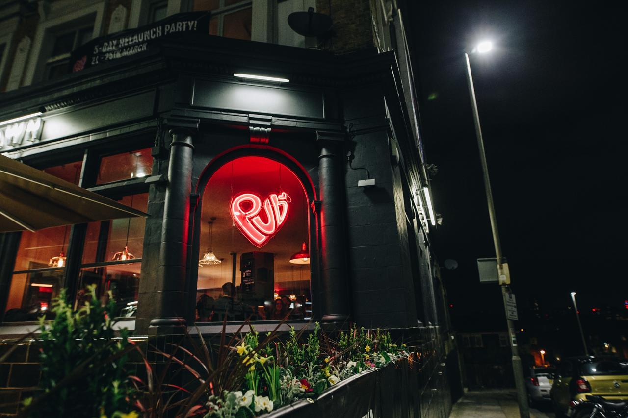 Publove @ The Crown, Battersea Ostello