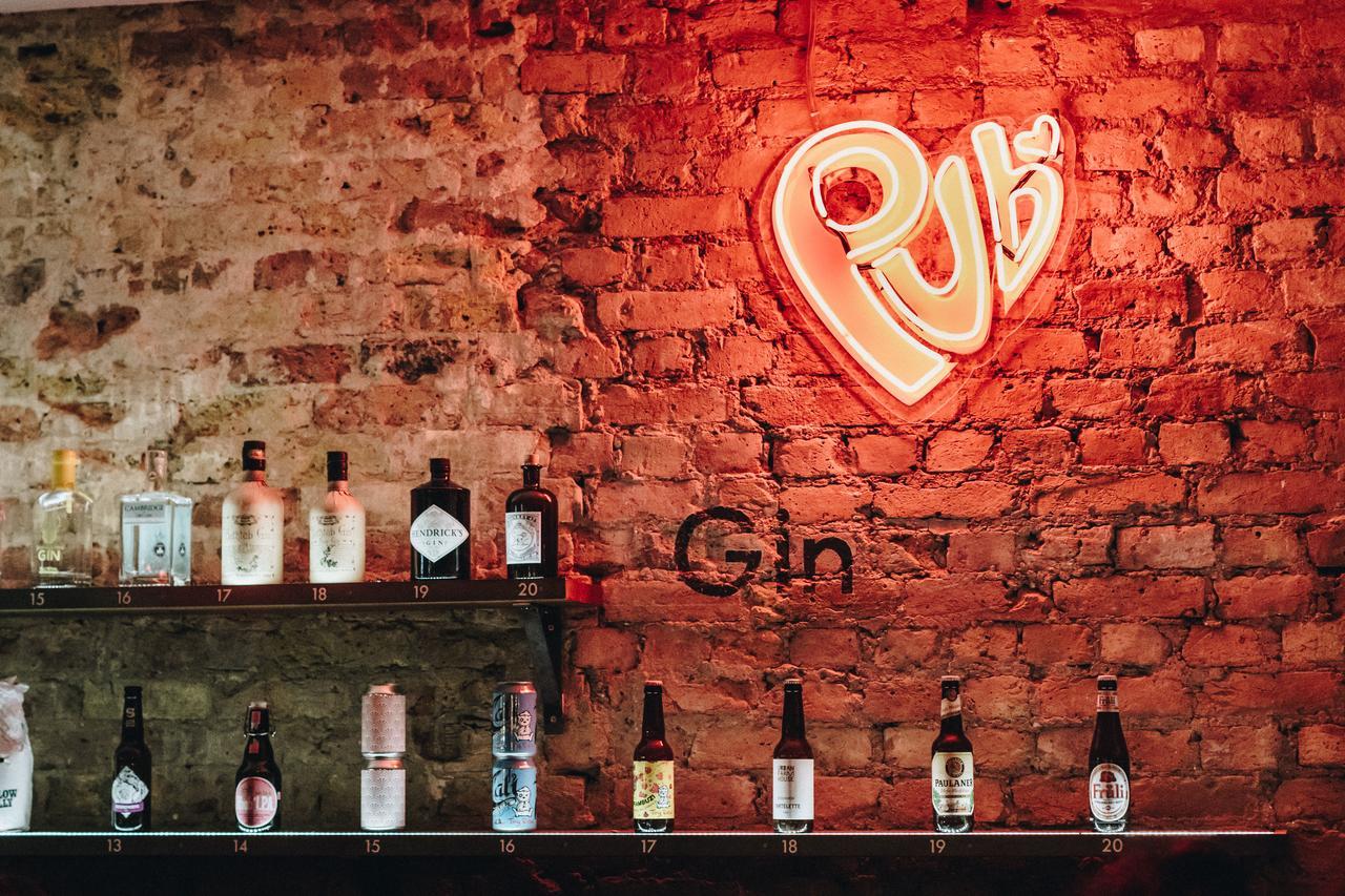 Publove @ The Crown, Battersea Ostello Londra