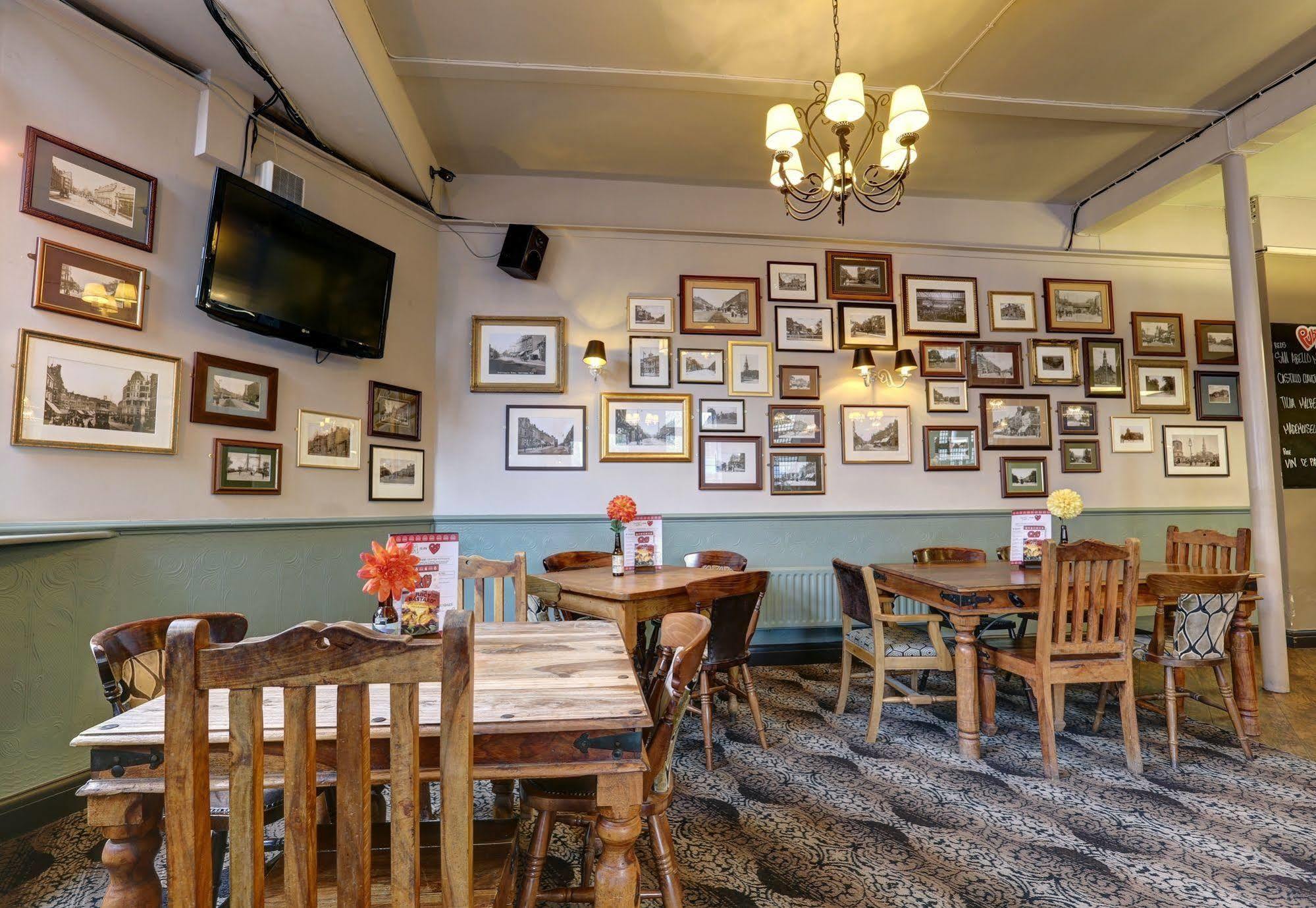 Publove @ The Crown, Battersea Ostello *