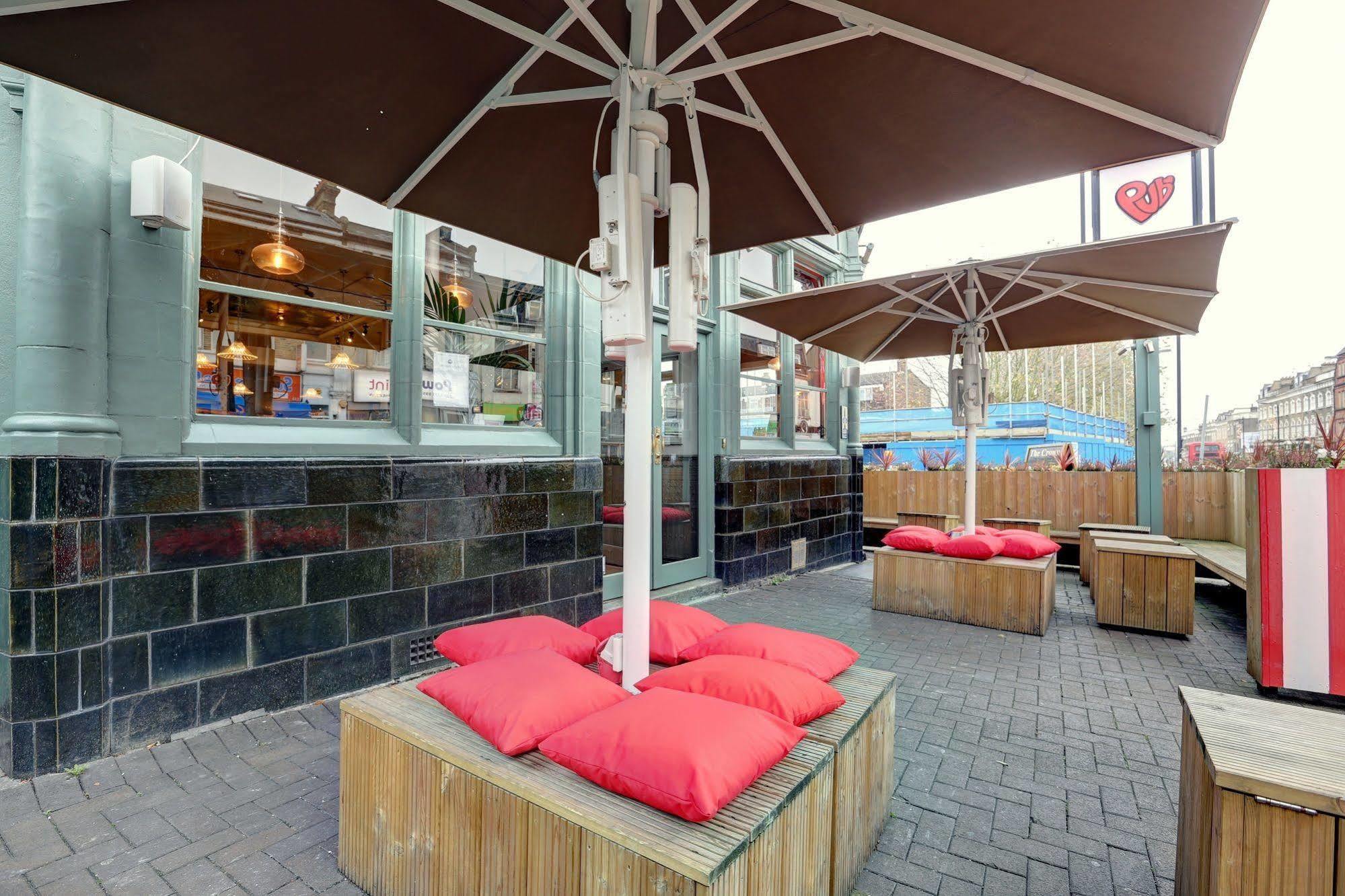 Publove @ The Crown, Battersea Hostel Londra