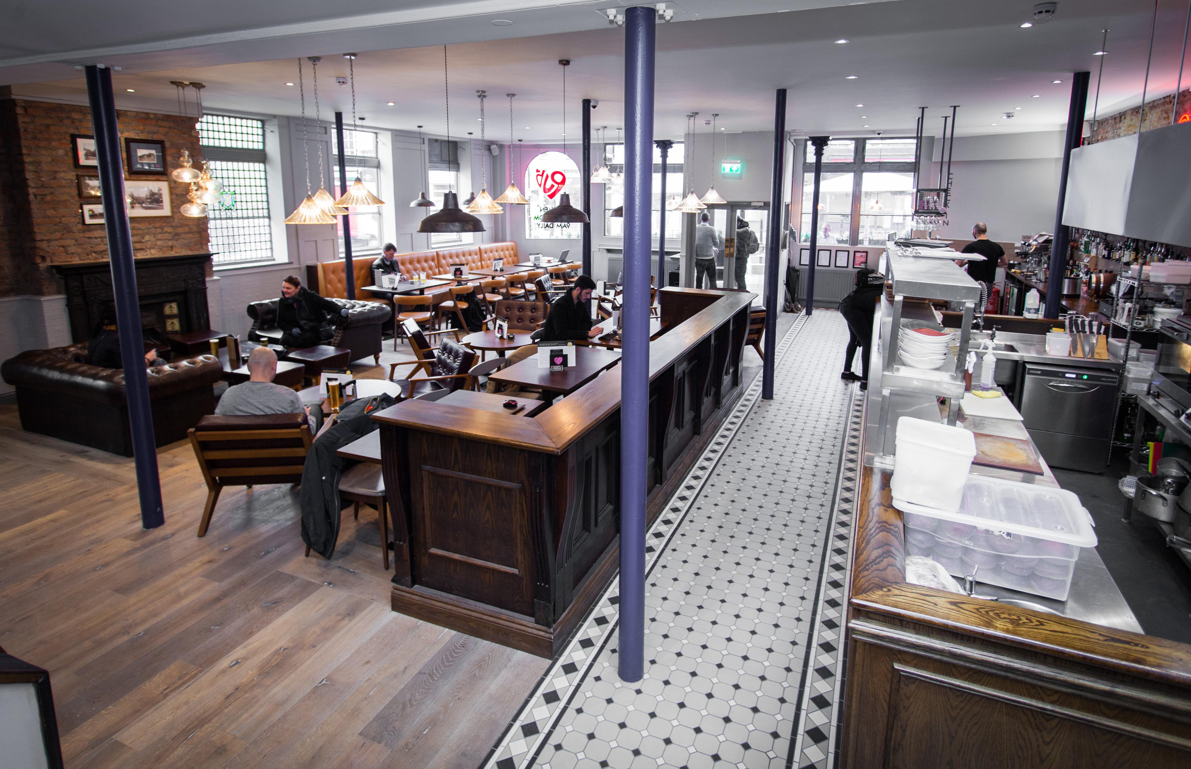 Publove @ The Crown, Battersea Ostello