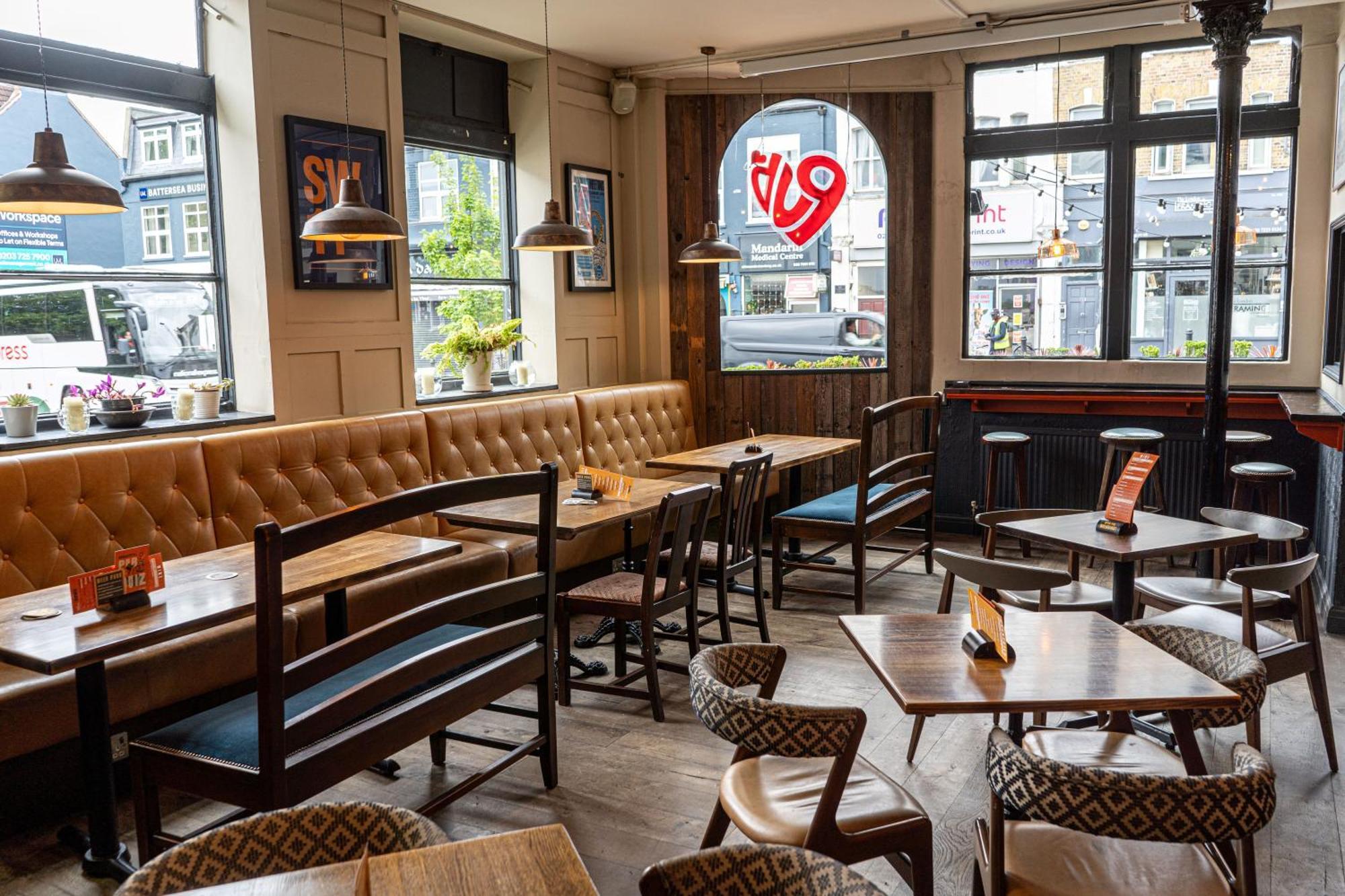 Publove @ The Crown, Battersea Ostello *